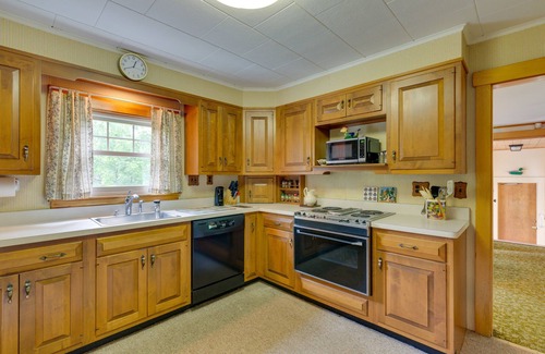 Farmington Casa | Cape House in Farmington w/ Shared Outdoor Pool!