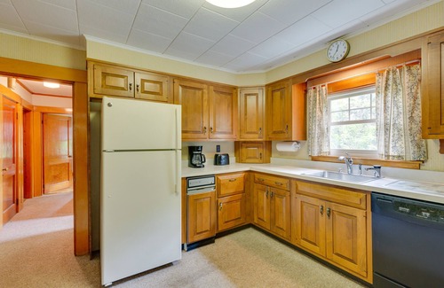 Farmington Casa | Cape House in Farmington w/ Shared Outdoor Pool!