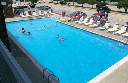 Admiral Estates Condominio | CAPE PUEDE BCH BLK CONDO-PASOS DEL OCÉANO Y PISCINA CLIMATIZADA COMODIDAD SLPS 4/6