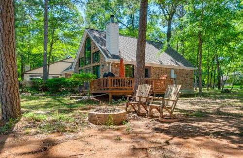 Cape Royale Casa | Cape Royale Home with Deck - Walk to Lake Livingston