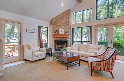 Cape Royale Casa | Cape Royale Home with Deck - Walk to Lake Livingston