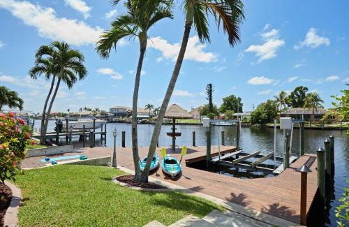 Caloosahatchee Casa | Cape Serenity- Luxury Waterfront Villa with Kayaks