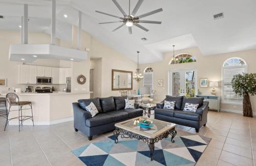 Caloosahatchee Casa | Cape Serenity- Luxury Waterfront Villa with Kayaks