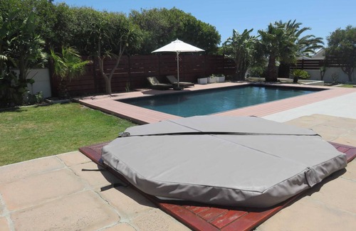 Capri Villa | Cape white villa - Main suite (No Load shedding)