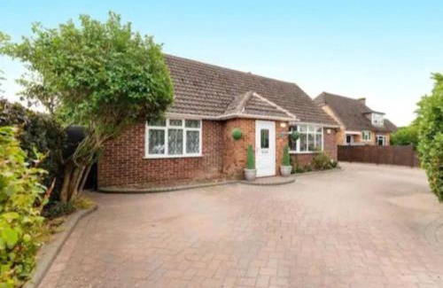 Bray on Thames Casa | Capella - Peaceful, comfortable, rooms - Private Shower - Free Parking - corporate, professional, contractor, trades, crew, holiday, Village Stay