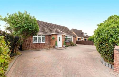 Bray on Thames Casa | Capella - Peaceful, comfortable, rooms - Private Shower - Free Parking - corporate, professional, contractor, trades, crew, holiday, Village Stay