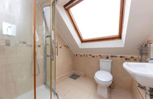 Bray on Thames Casa | Capella - Peaceful, comfortable, rooms - Private Shower - Free Parking - corporate, professional, contractor, trades, crew, holiday, Village Stay