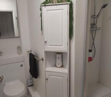 Bray on Thames Casa | Capella - Peaceful, comfortable, rooms - Private Shower - Free Parking - corporate, professional, contractor, trades, crew, holiday, Village Stay