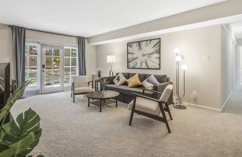Baileys Crossroads Condominio | Capital City Oasis: Stylish Condo Minutes from DC