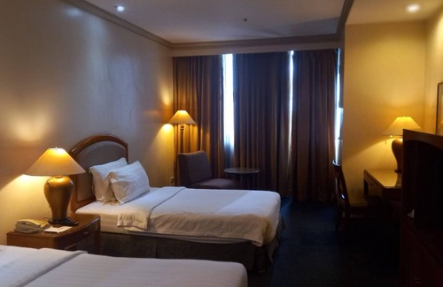 Makati Hotel | Capital O 914 Makati Palace Hotel