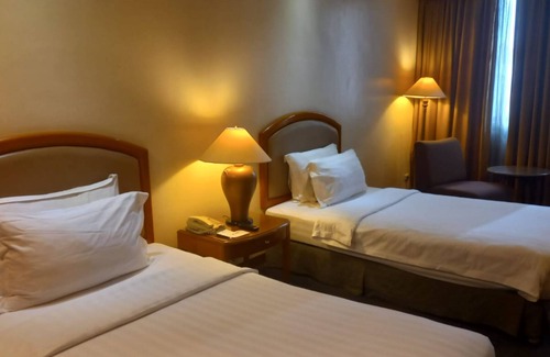 Makati Hotel | Capital O 914 Makati Palace Hotel