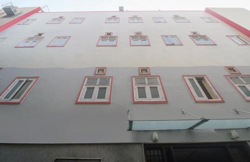 Sector 31 Hotel | Capital O Crown Inn Near Appu Ghar