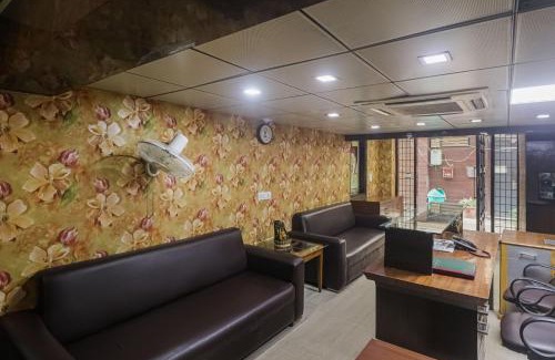 Sector 31 Hotel | Capital O Crown Inn Near Appu Ghar