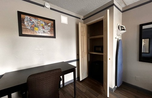 Medical District Hotel | Capital O Kings Inn
