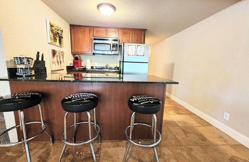 Mid America Condominio | Capone's Clearwater Escape!