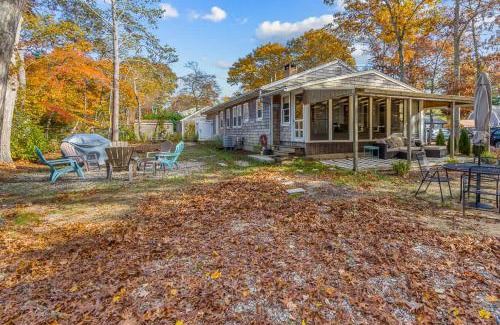 Mashpee Casa | Cappawack Cottage - Charming 3 BDR with Fire Pit