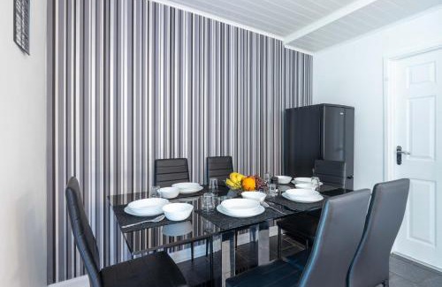 Loughborough Casa | CAPRI 13 SA - 3 Bedroom House close to Loughborough University, EV car facilities, Free Parking, Free Wifi - Ask for contractor rates!