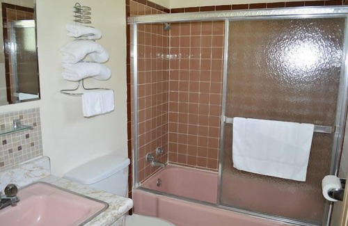 Elwood Hotel | Capri Motel By OYO Elwood, Wathena