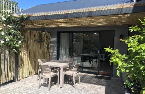 Robberg Beach Apartamento | Capricorn Studio One - 150m to Solar Beach, Patio & Braai, Wifi, DSTV & Netflix