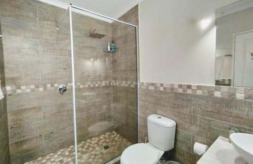 Robberg Beach Apartamento | Capricorn Studio One - 150m to Solar Beach, Patio & Braai, Wifi, DSTV & Netflix