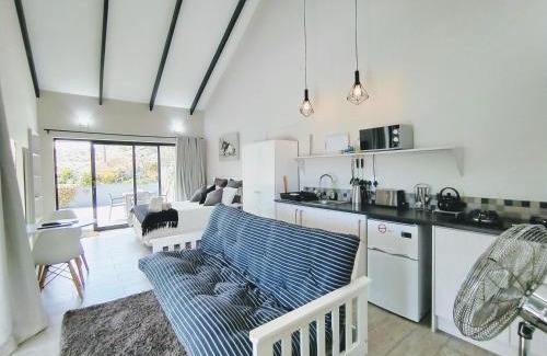 Robberg Beach Apartamento | Capricorn Studio One - 150m to Solar Beach, Patio & Braai, Wifi, DSTV & Netflix