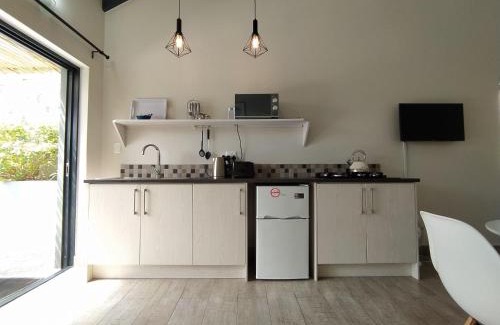 Robberg Beach Apartamento | Capricorn Studio Two - 150m to Solar Beach, Patio & Braai, Wifi, DSTV & Netflix