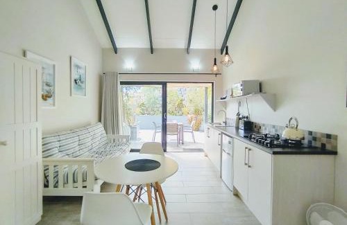 Robberg Beach Apartamento | Capricorn Studio Two - 150m to Solar Beach, Patio & Braai, Wifi, DSTV & Netflix