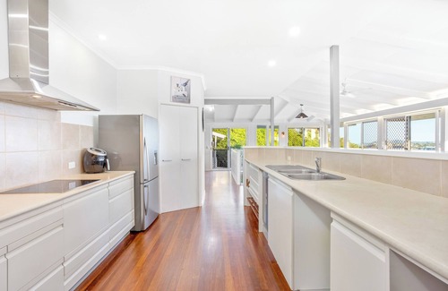 Yeppoon Casa | 'Capricorn Views Yeppoon' Pet friendly 4 bedroom house in the heart of town