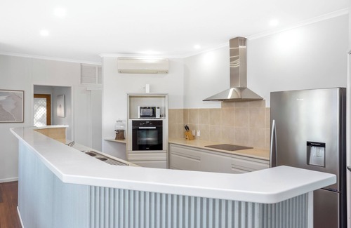 Yeppoon Casa | 'Capricorn Views Yeppoon' Pet friendly 4 bedroom house in the heart of town