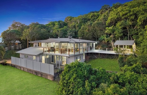 Yeppoon Casa | 'Capricorn Views Yeppoon' Pet friendly 4 bedroom house in the heart of town