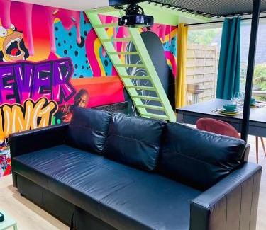 Hastiere-Lavaux Casa | Capsule Forever Young - Jacuzzi - Sauna - Billard - arcade de jeux - Netflix & home cinéma - Ping Pong