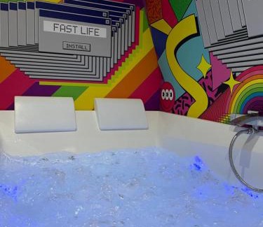 Hastiere-Lavaux Casa | Capsule Forever Young - Jacuzzi - Sauna - Billard - arcade de jeux - Netflix & home cinéma - Ping Pong