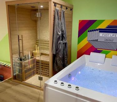 Hastiere-Lavaux Casa | Capsule Forever Young - Jacuzzi - Sauna - Billard - arcade de jeux - Netflix & home cinéma - Ping Pong