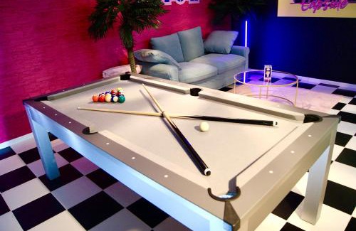 Lievin Apartamento | Capsule Miami Vice - Jacuzzi - Billard - Ecran cinéma & Netflix - Ping-Pong - Nintendo & Jeux-