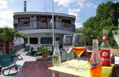 Leipziger Vorstadt Apartamento | Captain's cabin on a residential ship
