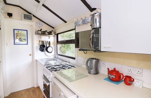 Aberystwyth Cabaña | CAPTAIN'S CABIN, pet friendly, country holiday cottage in Aberystwyth