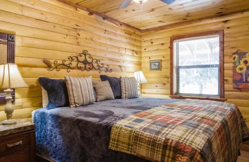 Mountain View Casa | Captain's Cool Water Cabin by Dreams2Reality Vacations
