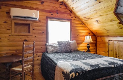 Mountain View Casa | Captain's Cool Water Cabin by Dreams2Reality Vacations
