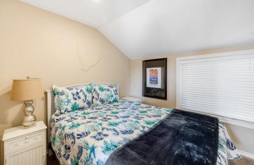 Depoe Bay Casa | Captain's Quarters - Blue Lagoon Cabin
