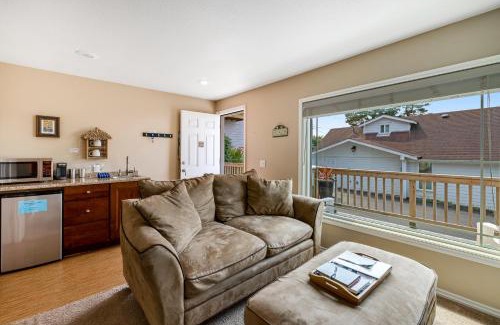 Depoe Bay Casa | Captain's Quarters - Coral Reef Cabin