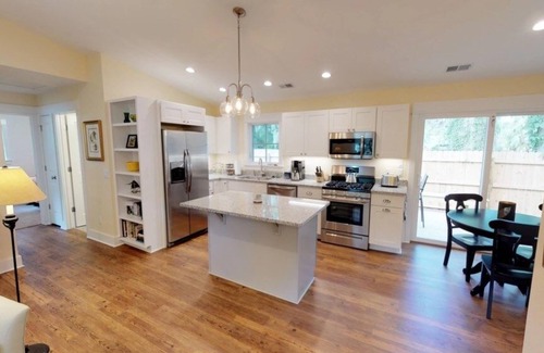 Historic District Condominio | Captain's Secret - Beautiful Home in Downtown Beaufort by RedAwning