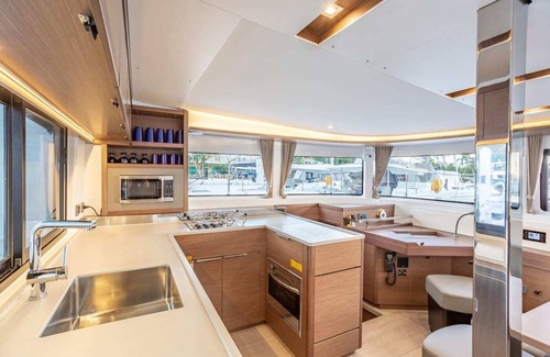 Road Town Alquiler De Eote | Captained, or bareboat, yacht for island hopping and dining in the amazing BVI!
