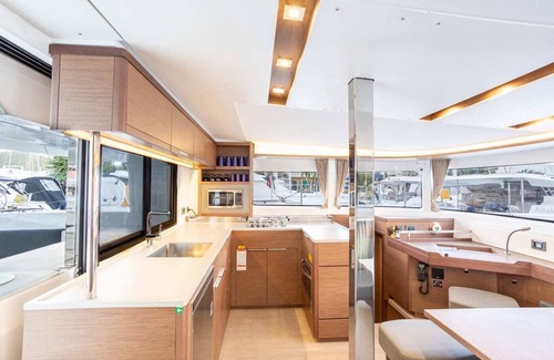 Road Town Alquiler De Eote | Captained, or bareboat, yacht for island hopping and dining in the amazing BVI!