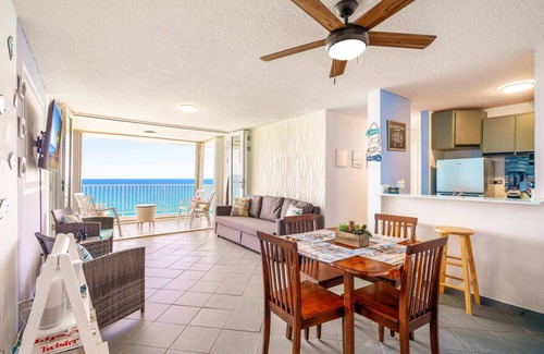 La Pared Apartamento | Captain’s Beachfront Pool and Parking