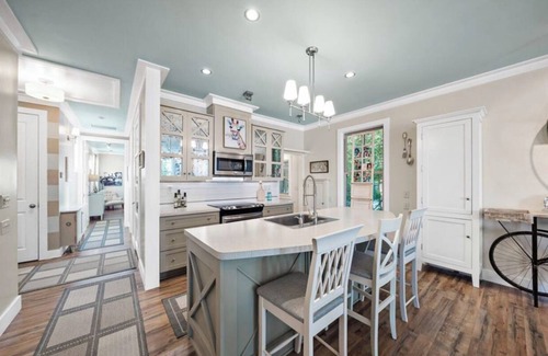 Eatonton Cabaña | Tranquil Lakefront Cottage with Dock, Pool, & Game Room