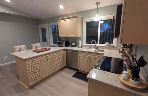 Langley Casa | Captains Quarters - 4 bdrm, newly remodeled - walk to the beach