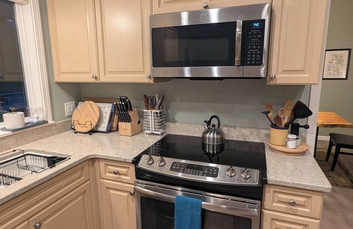Langley Casa | Captains Quarters - 4 bdrm, newly remodeled - walk to the beach