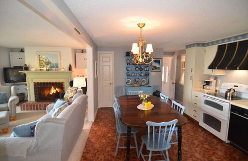 Hall Quarry Casa | Captains Quarters-Modern casa con vista al mar cerca de Acadia & Bar Harbor.