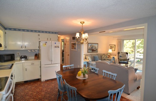 Hall Quarry Casa | Captains Quarters-Modern casa con vista al mar cerca de Acadia & Bar Harbor.