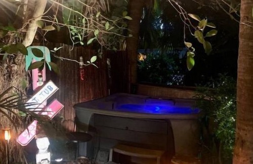 Southside Apartamento | Captin' Joe's Tropical Palm Beach Hot Tub Hideaway